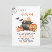 Un bébé brasse une invitation au Baby shower d'Hal (Debout devant)