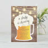 Un bébé brasse une invitation au Baby shower neutr (Debout devant)