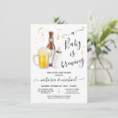 Un bébé brasse une invitation de Baby shower (Debout devant)