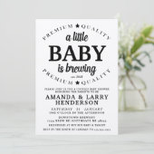 Un bébé brasse une invitation de Baby shower (Debout devant)