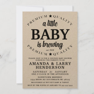 Un bébé brasse une invitation de Baby shower