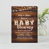 Un bébé brasse une invitation de Baby shower (Debout devant)