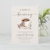 Un bébé brasse une invitation de Baby shower (Debout devant)