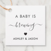 Un bébé est en train de brasser, étiquette cadeau  (Devant)