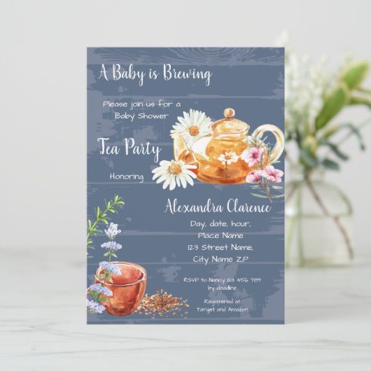 Un bébé est en train de brasser Invitation Tea Par (Debout devant)