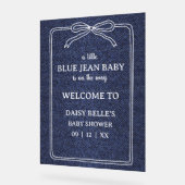 Un Bébé Garçon en Jean Bleu (Angle)