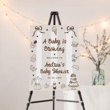 Un bébé prépare un café Signe de bienvenue pour la