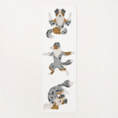 Un berger australien pose un tapis de yoga (Devant)