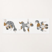 Un berger australien pose un tapis de yoga (Devant (Horizontal))