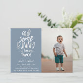 Un Bunny Anniversaire Fête Photo Invitation (Debout devant)
