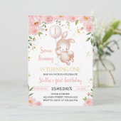 Un Bunny Floral Invitation fête d'anniversaire (Debout devant)
