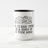 Un bureau propre est un signe d'une tasse malade (Centre)