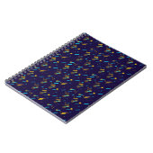 Un cahier à spirale avec une couverture bleu foncé (Côté gauche)