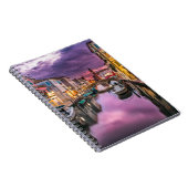 Un canal dans le carnet de notes à spirale de (Côté Droit)