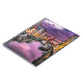 Un canal dans le carnet de notes à spirale de (Côté gauche)