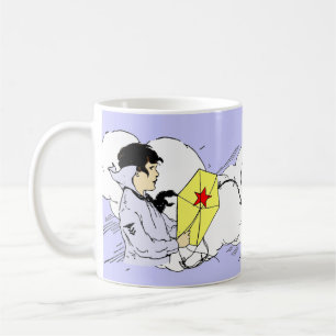 Un cerf-volant vole dans les nuages Café Mug