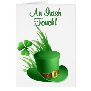 Un chapeau de lutin à touche irlandaise en trèfle