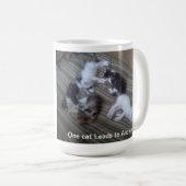 Un chat mène à une autre tasse (Devant droit)