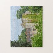 Un château médial émerge de la forêt - Puzzle (Vertical)