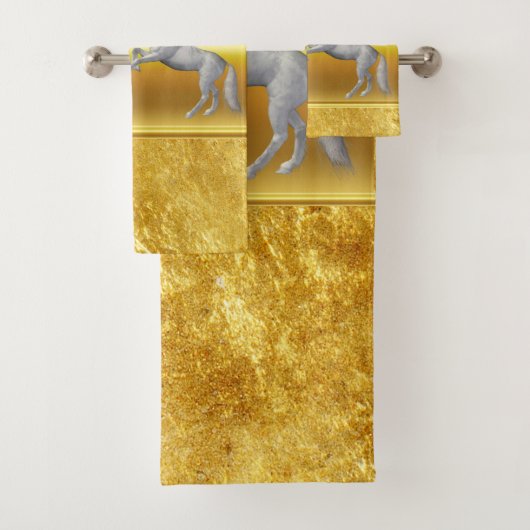 Un cheval noir et blanc qui se bat (En situation)