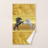 Un cheval noir et blanc qui se bat (Serviette à main)