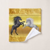 Un cheval noir et blanc qui se bat (Gant de toilette)