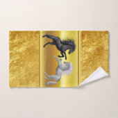 Un cheval noir et blanc qui se bat (Serviette à main)