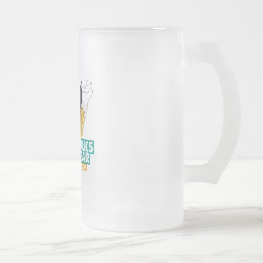 Un chien entre dans une tasse givrée par barre - (Droit)