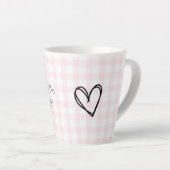 Un chien mignon qui adore la tasse au latte (Angle droit)