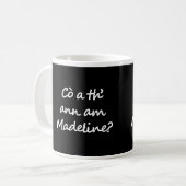 Un côté de la tasse dit Cò a th' ann am Madeline? (Devant gauche)