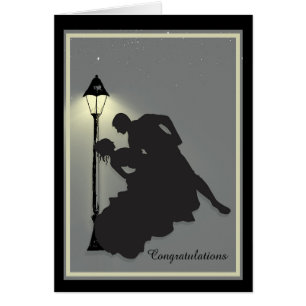 Un couple romantique dansant sous le feu des proje