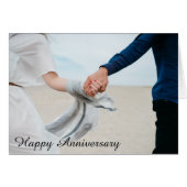 Un couple romantique et joyeux anniversaire tenant (Devant horizontal)