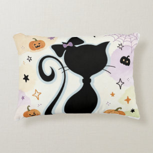 Un coussin mignon et un chat noir.