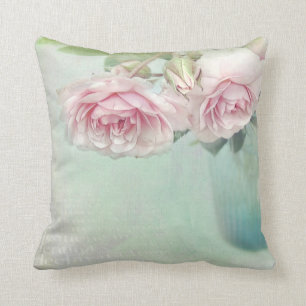Un coussin romantique dans le style Shabby actuel