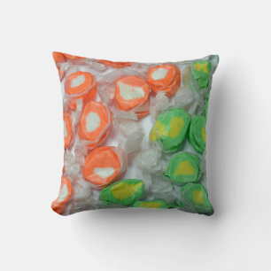 Un coussin vert et orange