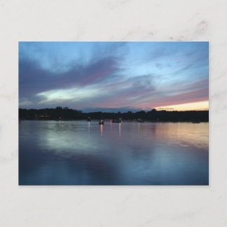 Un crépuscule sur la carte postale du lac