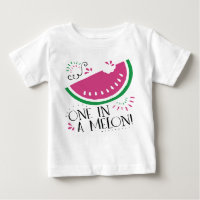 Un dans un T-shirt de pastèque de melon