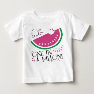 Un dans un T-shirt de pastèque de melon