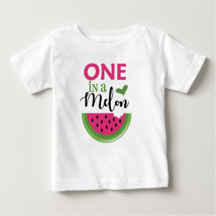 Un dans un T-shirt de rose de pastèque de melon