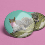 Un écureuil souffle une bulle photo d'un animal<br><div class="desc">Ajoutez un peu de plaisir à votre tenue avec ce bouton décalé,  mais mignon. Le collage photo représente un écureuil gris sur le côté d'un arbre mousselant qui souffle une bulle avec un peu de bublegum rose.</div>