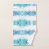 Un ensemble de trois serviettes sur une tringle, a (Serviette à main)