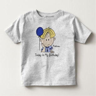Un Garçon Blond Personnalisé Avec T-Shirt D'Annive