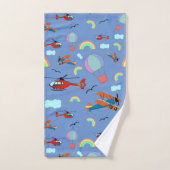 Un garçon Motif volant sur bleu (Serviette à main)