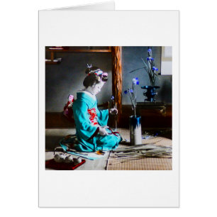 Un geisha s'chargeant de l'iris fleurit le vieux