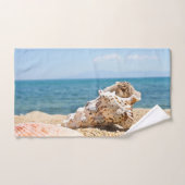 Un Gros Coquillage Sur Une Plage De Kavala De Mer  (Serviette à main)