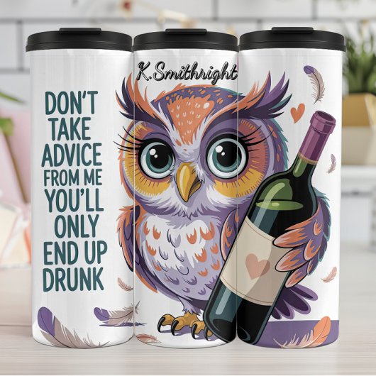 Un hibou avec une bouteille de vin