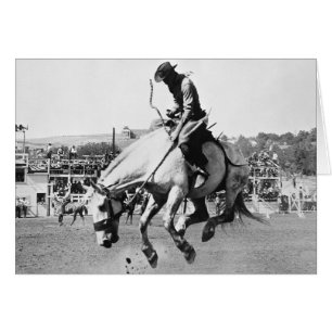 Un homme à cheval à cheval en rodéo