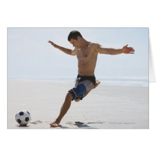 Un homme donne un coup de ballon de football sur l