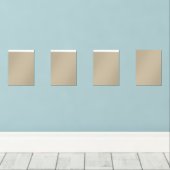 un homme en costume et cravate debout devant un mu (Parquet)