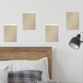 un homme en costume et cravate debout devant un mu (Chambre à coucher)